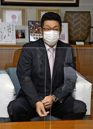 応援してくれた故郷のファンに感謝の思いを語る佐々岡真司さん=浜田市殿町、浜田市役所