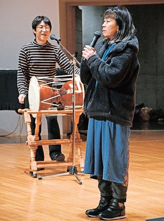 リハーサルに臨む韓国民族音楽ユニット「とうるりむ」メンバー＝境港市中野町、市文化ホール