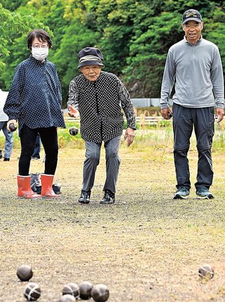 狙いを定めて金属球を投じる参加者＝安来市古川町、夢ランドしらさぎ広場