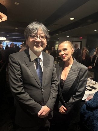 カナダ・トロントで開催された「ソニー・ピクチャーズ・クラシックス TIFF セレブレーション・ディナー」でスカーレット・ヨハンソンと記念撮影に成功した細田守監督