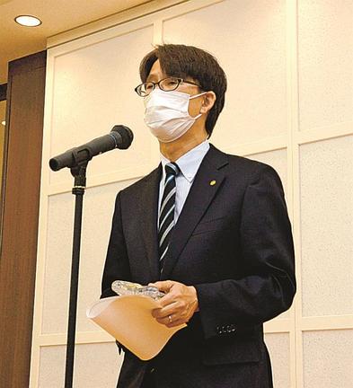 賞状と記念品を受け取った後藤健課長＝松江市朝日町、松江エクセルホテル東急