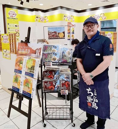 大阪の中心で島根県知夫村をアピールする野本栄二さん=大阪市阿倍野区、あべのハルカス