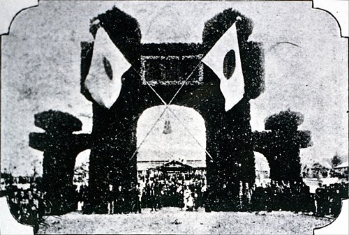 境ー御来屋間に鉄道が開通した１９０２年１１月１日、米子駅に祝賀の大アーチが設置され、開通式が行われた。後ろに見えているのが米子駅舎＝米子市中町、市立山陰歴史館所蔵