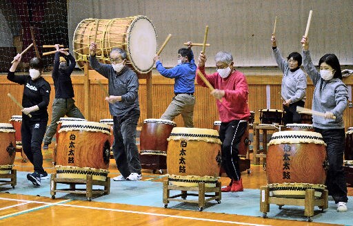 結成30周年記念公演を控え練習に熱を入れる伯太太鼓メンバー=安来市伯太町西母里、伯太体育館