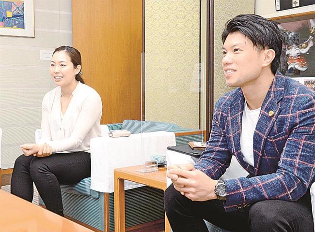 カーリングの魅力を語る近江谷杏菜選手（左）と山口剛史選手＝浜田市殿町、市役所