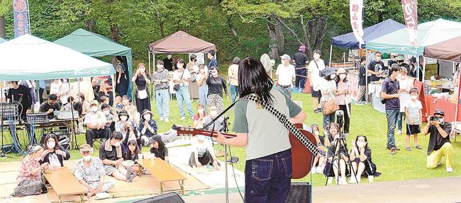 アーティストのステージ演奏を楽しむ来場者＝大田市大田町