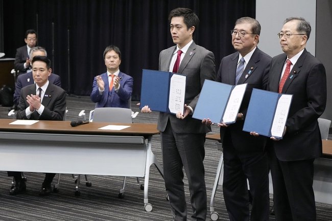 高校授業料無償化などで正式に合意し、写真に納まる（右から）公明党の斉藤鉄夫代表、自民党総裁の石破茂首相、日本維新の会の吉村洋文代表＝２月２５日、国会