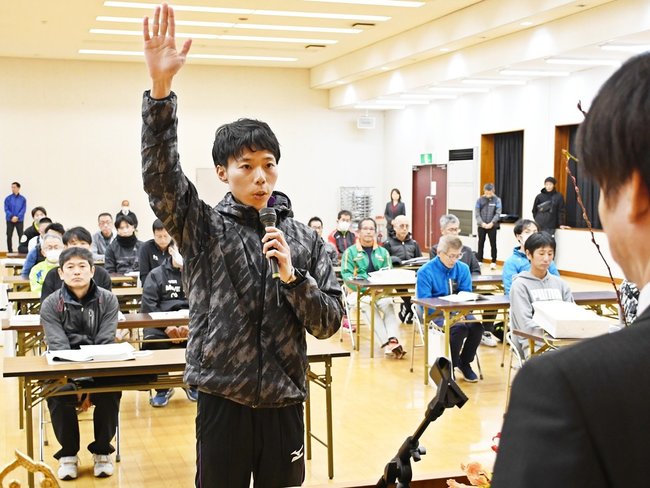 選手宣誓する浜田Aの福浜駿選手=益田市遠田町、ジュンテンドー研修センター・ジャストホール