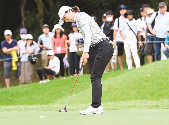 ５番でバーディーパットを沈める李知姫＝大山平原ゴルフクラブ
