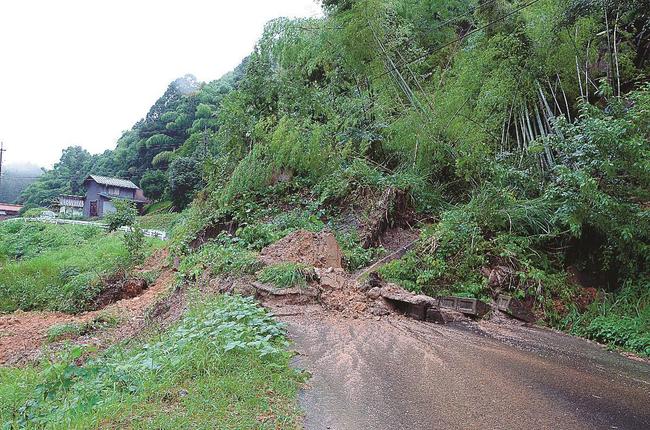 9世帯24人が一時孤立した土砂崩れの現場=倉吉市椋波