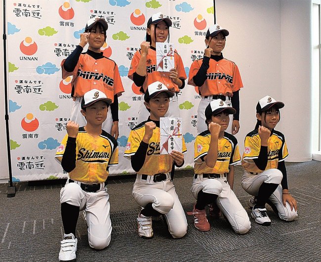全国大会に向け決意を新たにする雲南市出身のしまねイザナミガールズ（前列）とスマイルピオニーしまねの選手たち＝雲南市木次町里方、市役所