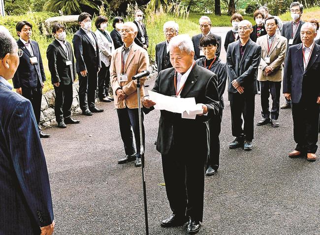 「住民に寄り添う活動を続ける」とメッセージを読み上げる林至会長（手前中央）＝大田市大田町、市役所