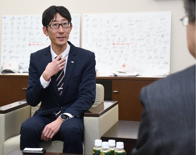 「４０歳の新入社員です」と語る岡本直己さん＝２月２０日、松江市殿町の山陰中央新報社