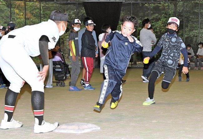 リレー形式でベースランニングに取り組む参加者＝益田市美都町朝倉