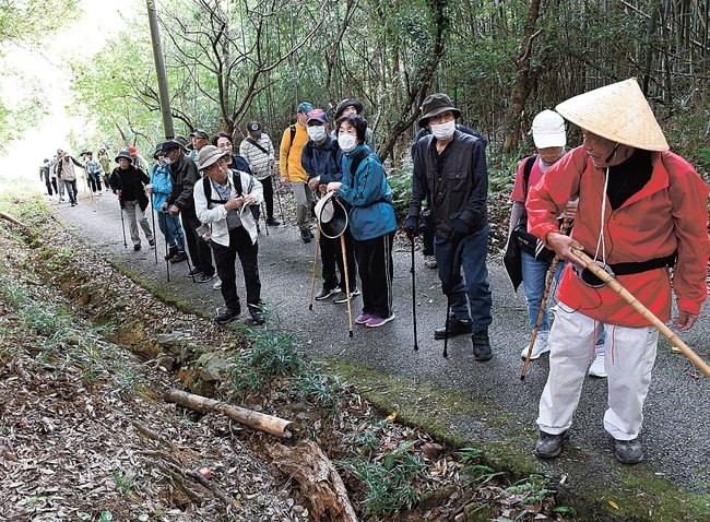 旧山陰道のウオーキングを楽しむ参加者=益田市土田町