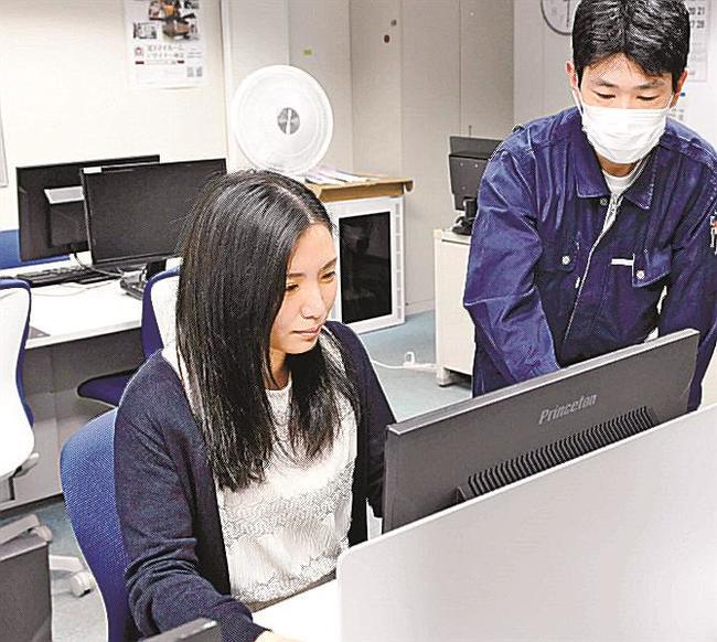 新しい業種の知識や技術を学ぶ、野津瞳さん（左）＝松江市東朝日町、ポリテクセンター島根