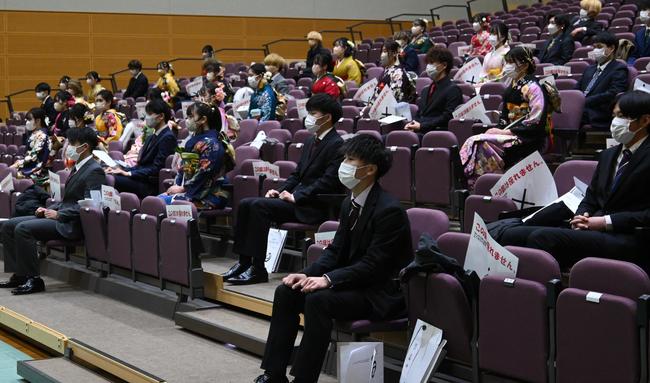 島根県邑南町の「はたちを祝う式典」に参加する新成人＝３日、邑南町淀原の町健康センター元気館