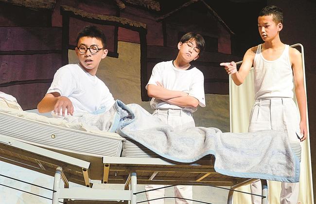 山本幡男さんのシベリア抑留生活を演劇で披露する中学生＝島根県西ノ島町浦郷、ノアホール