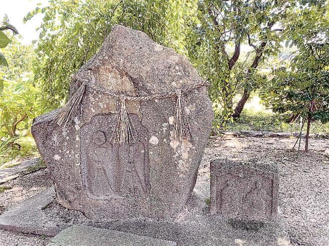 住宅地の公園脇の道祖神