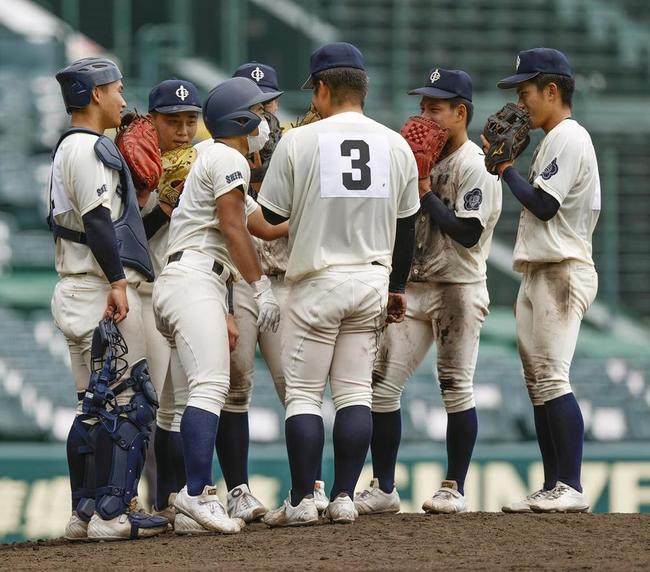 ７回表、マウンドに集まる石見智翠館ナイン＝甲子園