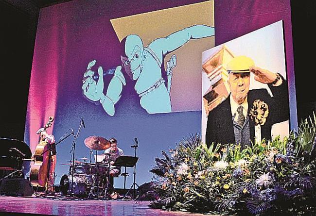 大塚康生さんが手掛けた作品のテーマ曲を演奏するバンドメンバー=東京都杉並区、杉並公会堂