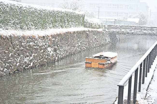 雪が積もった松江市内を行く堀川遊覧船＝２１日午前９時５０分、松江市内中原町