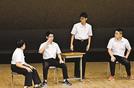 コミュニケーションが取りにくくなった苦労を手話を交えながら演じる鳥取聾学校の生徒＝倉吉市駄経寺町、倉吉未来中心