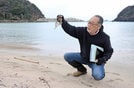 漂着物を調べる召古裕士さん＝松江市島根町野波、小波海岸