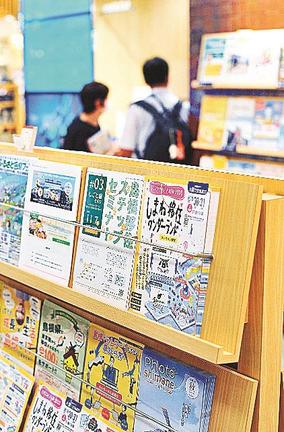 島根移住に関するチラシが並ぶ東京都内の相談コーナー＝東京都千代田区、日比谷しまね館