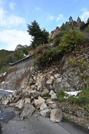 崩れた石垣＝６日午後１時半、鳥取県伯耆町上細見