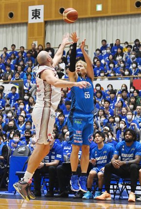 【第１１戦・島根ー川崎】第１クオーター、島根の谷口大智が３点シュートを決め２４ー２０とする＝カミアリーナ