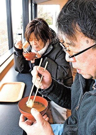 フグ鍋汁を味わう来店者=大田市五十猛町、和田珍味本店