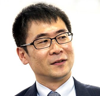 岡田　友輔氏