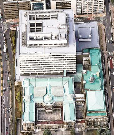 金融緩和の修正を決めた日銀の本店＝東京都中央区
