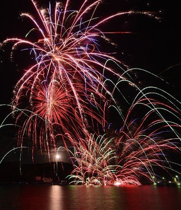 菱浦湾に打ち上がった花火＝２３日夜、島根県海士町福井（多重露光）