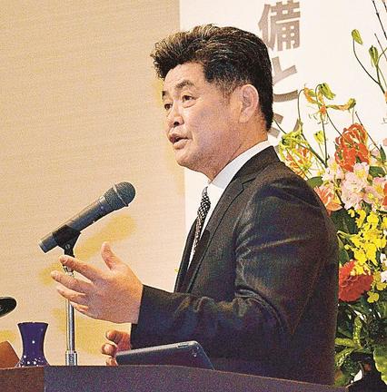 自身の経験から組織のあり方を語る工藤公康さん＝松江市千鳥町、一畑ホテル