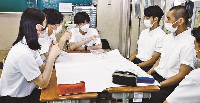 高校生と議論する「ポリレンジャー」の秋本大空さん（左から３人目）＝松江市西津田９丁目、開星高校