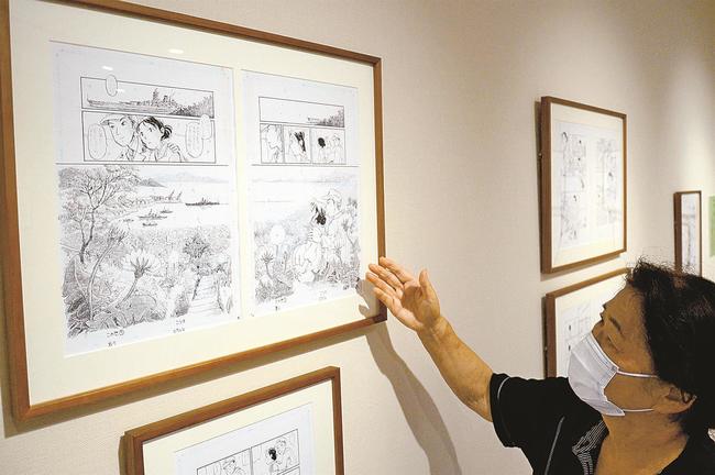 漫画「この世界の片隅に」の原画が並ぶ安来市加納美術館＝安来市広瀬町布部