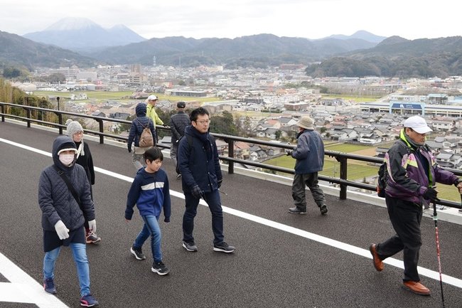 市街地を一望できる大田・静間道路を歩く参加者＝大田市内