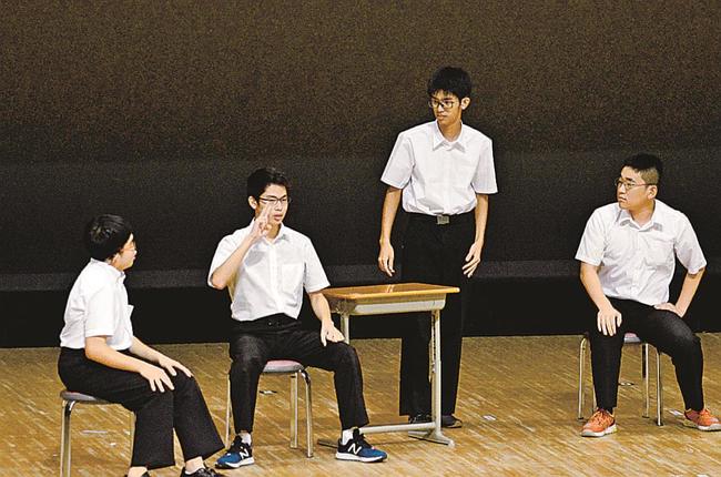 コミュニケーションが取りにくくなった苦労を手話を交えながら演じる鳥取聾学校の生徒＝倉吉市駄経寺町、倉吉未来中心