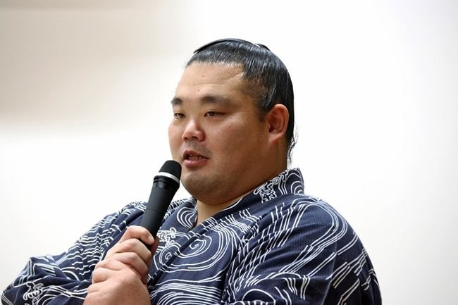 君ケ浜親方の感謝の集いで地元ファンに語りかける隠岐の富士＝２０２３年１０月１６日、島根県隠岐の島町下西（隠岐の島町役場提供）