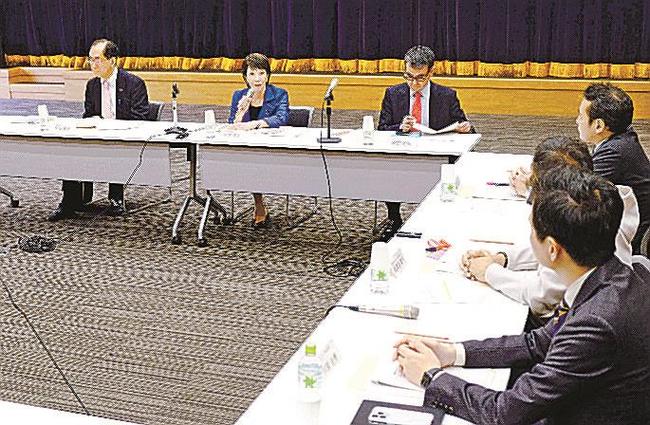 政府の「ＡＩ戦略会議」会合。社会を混乱させかねない７項目のリスクなどが示された＝５月２６日午後、東京都千代田区