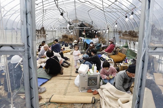 農業用ビニールハウスに避難した被災者＝２日午後１時１７分、石川県輪島市