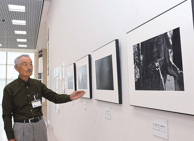 写真展の作品を紹介する矢田晃一さん=松江市袖師町、島根県立美術館