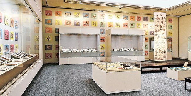戴斗期「北斎漫画（ほくさいまんが）」展示コーナー　「葛飾北斎」に次いで「戴斗」と号した北斎は、次第に門人や北斎の画風を慕う者たちに向けた「絵手本（えでほん」の制作に傾注するようになります。森羅万象を描き尽くした北斎生涯の代表作・『北斎漫画』（初編から十編まで）は、まさにこの時期の作。このコーナーでは『北斎漫画』の初編から十編まで約７０冊を展示しています。