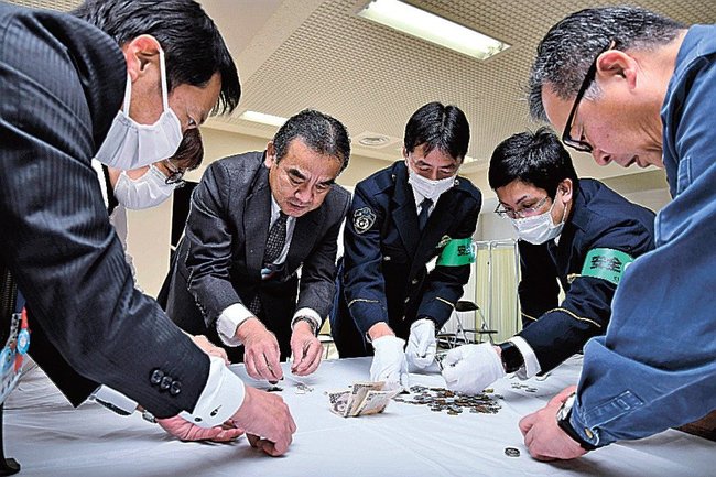 ともしび基金に寄せられた浄財を集計する関係者∥益田市東町、益田署