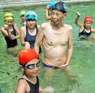 温泉津町の子どもたちに水泳を指導する岡部幸明＝２００８年７月２日、大田市温泉津町湯里