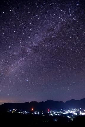無数の星がきらめく夏の夜空
