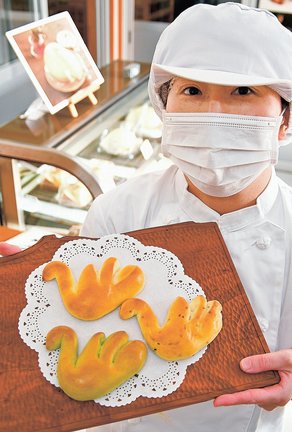 ハクチョウをかたどった米粉パンを紹介する永田瞳店長＝安来市赤江町、しふぉんながた