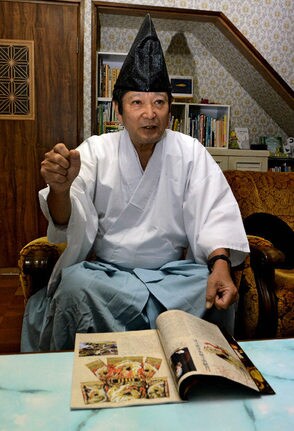 石見神楽について考えを話す日高均代表＝浜田市西村町